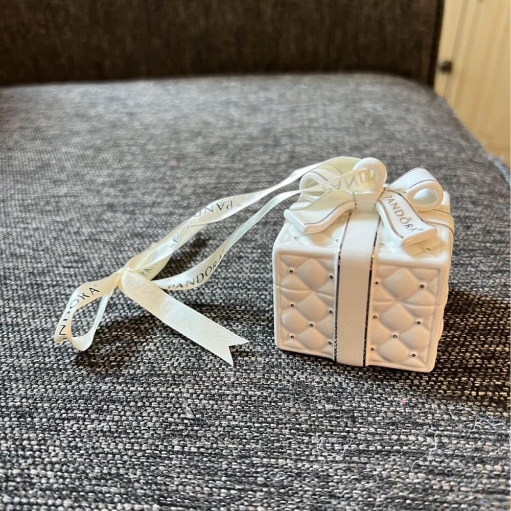 Pandora White Gift Box Ornament 2016 - Picture 3 of 6